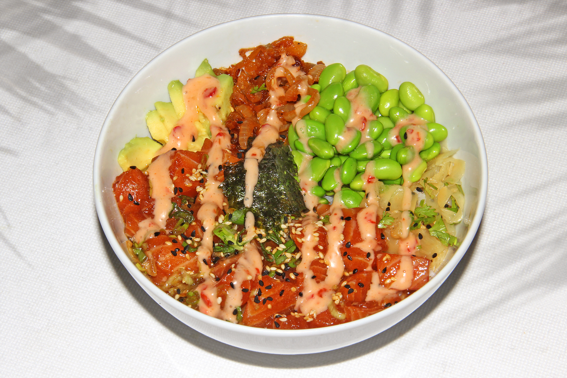 Poké-Bowl mit Lachs, Edamame und Sriracha-Mayo